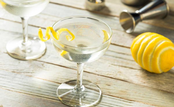 Gin Cocktail Martini mit Zitronenzeste