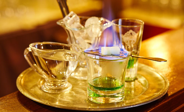 Böhmisches Absinth-Ritual mit Zuckerflamme