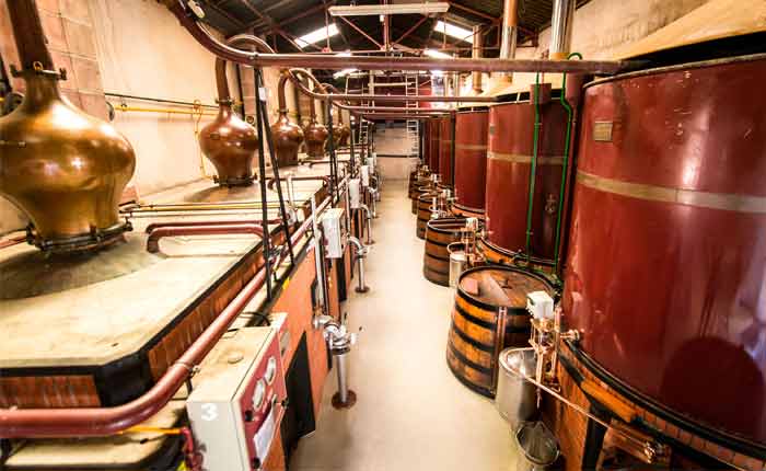 Cognac wird-in traditionellen Brennblasen destilliert