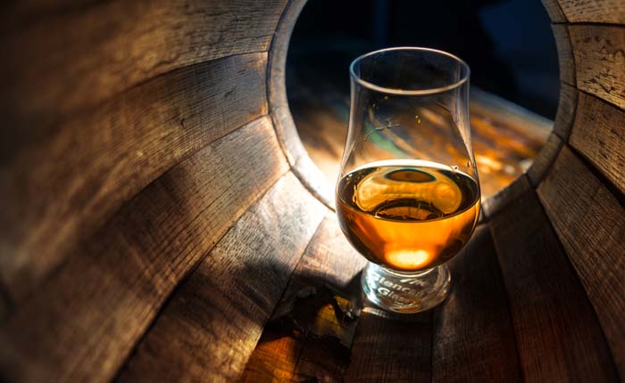 Bei Whisky ist die Holzfasslagerung ausschlaggebend