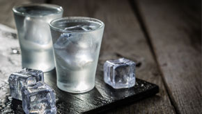 Gläser mit eiskaltem Wodka