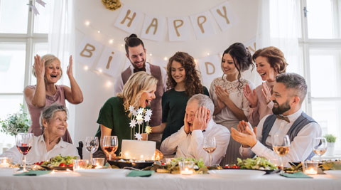 Schnaps mit personalisiertem Etikett für den Geburtstag gestalten