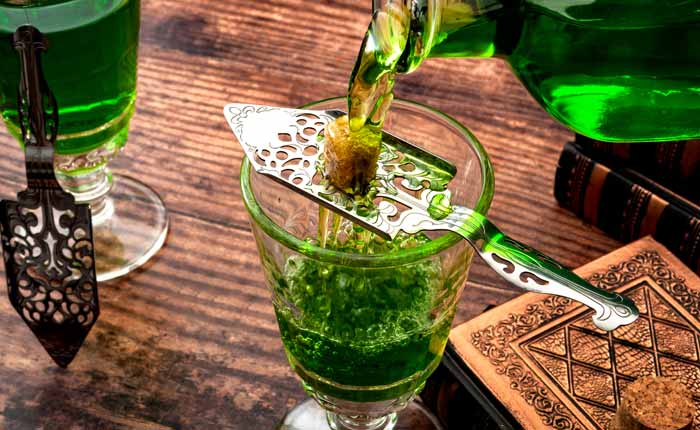 Absinth enthält ebenfalls das Wermutkraut Artemisia Absinthium