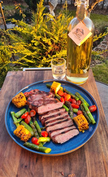 Flambiertes Roastbeef mit Prinz Alte Marille und Spargel-Tomaten-Salat