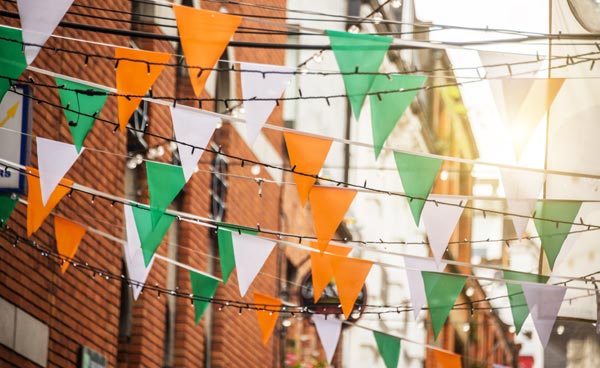 Girlanden mit den Farben der irischen Flagge