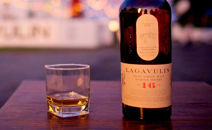 Lagavulin 16 Jahre Single Malt Whisky gehört zu den bekanntesten Islay Whiskys