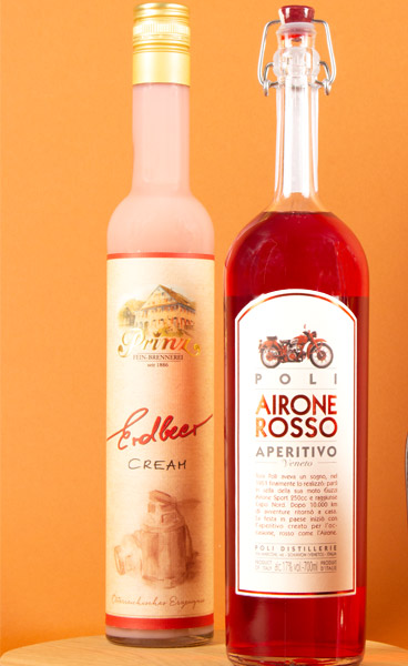 Je eine Flasche Prinz Erdbeer Cream und Poli Airone Rosso mit rosarotem und leckerem Likör-Inhalt