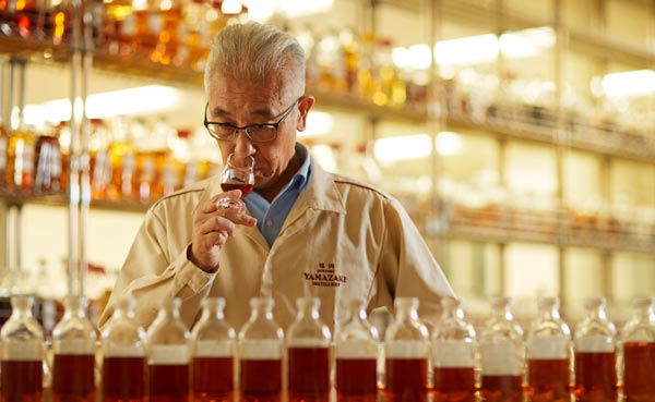 Master Blender Shinji Fukuyo beim Nosing von Yamazaki Whisky bei Suntory vor verschiedenen Proben